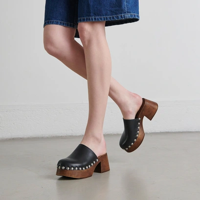 Platform mules in black leather | ELLIOT