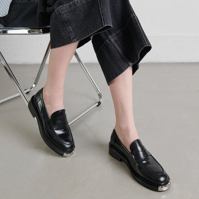 Loafers with metallic parts in black glazed leather | DJAMBA