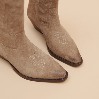Boots with bevelled heels in taupe suede | DONATELLA