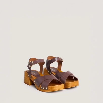 Studded sandals and crossed straps in brown leather | mae