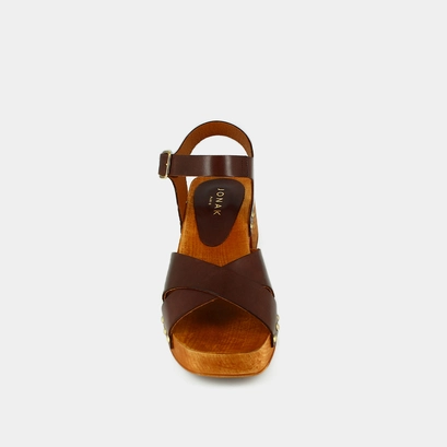 Studded sandals and crossed straps in brown leather | mae