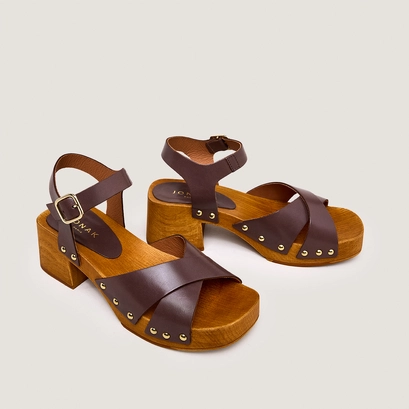 Studded sandals and crossed straps in brown leather | mae