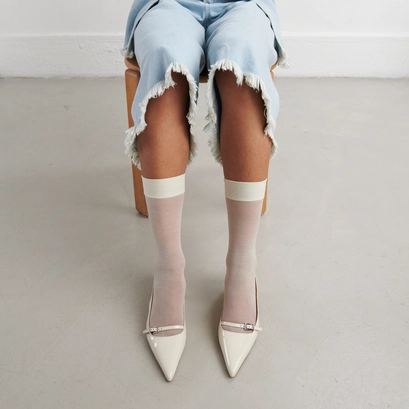 Heeled pumps in ecru patent | damoiselle