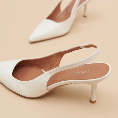 Pointed-toe pumps in ecru leather | diamantine