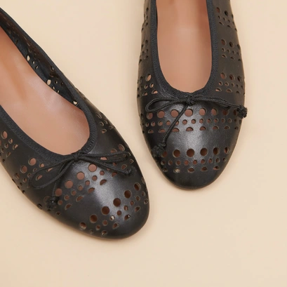 Cut-out ballet flats in black leather | DILANA