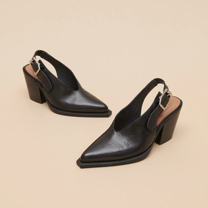 Pumps with beveled heels in black leather | DORY