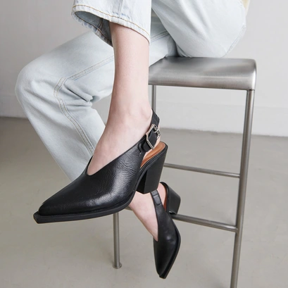 Pumps with beveled heels in black leather | DORY