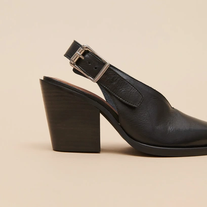 Pumps with beveled heels in black leather | DORY