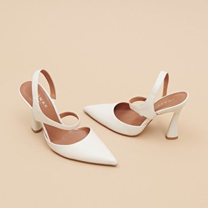 Pointed-toe pumps in ecru leather