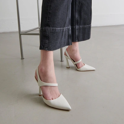 Pointed-toe pumps in ecru leather | DOROTHE