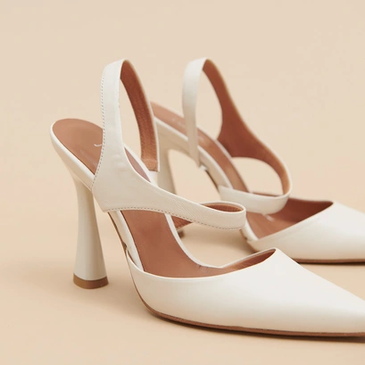 Pointed-toe pumps in ecru leather | DOROTHE