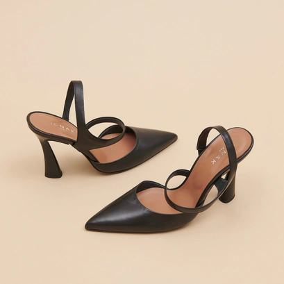 Pointed-toe pumps in black leather | DOROTHE