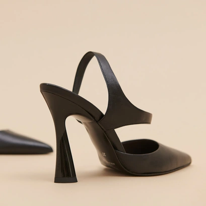 Pointed-toe pumps in black leather | DOROTHE