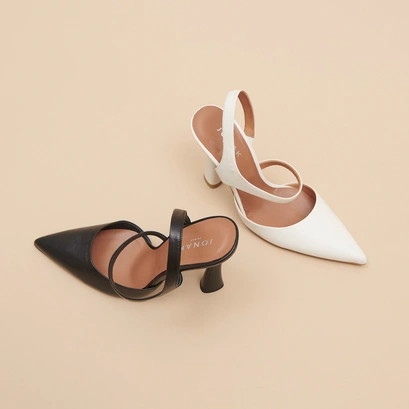 Pointed-toe pumps in black leather | DOROTHE