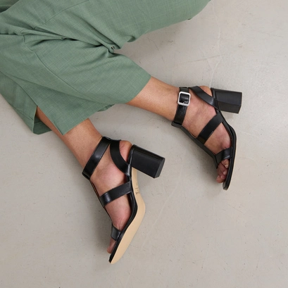Heeled sandals in black leather | vilma