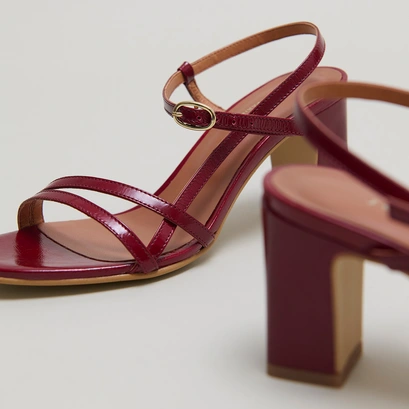 Heeled sandals with straps in burgundy shiny leather | VICOMTE
