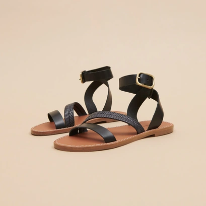 Plagettes with straps in black glazed leather | lausanne