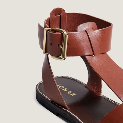 Buckle and strap sandals in cognac leather | whisper