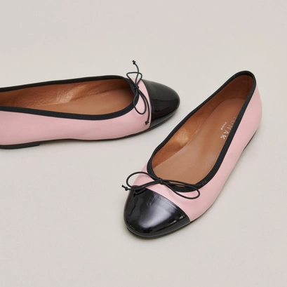Ballet flats with round toes and bows in pink leather and black patent | DAXI