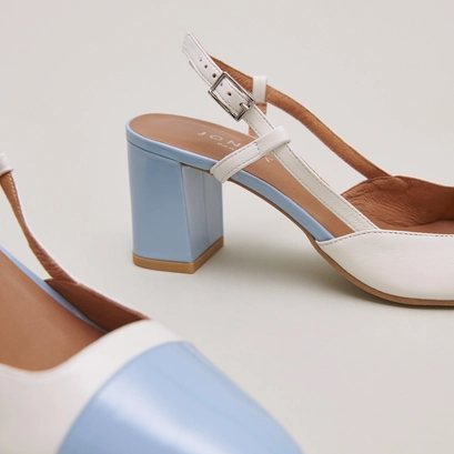 Babies with heels in ecru leather and sky blue patent | DHAPOP
