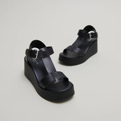 Wedge sandals with adjustable buckles in black leather | estelle