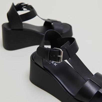 Wedge sandals with adjustable buckles in black leather | estelle