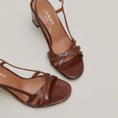 High-heeled sandals in brown shiny leather | vaiana