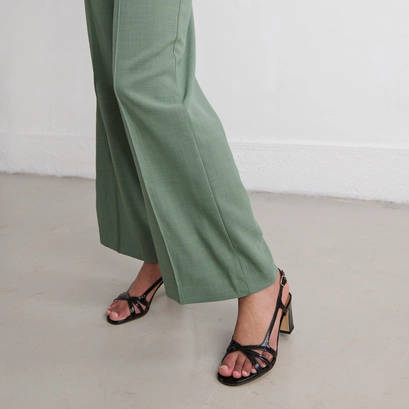 High-heeled sandals in black shiny leather | vaiana
