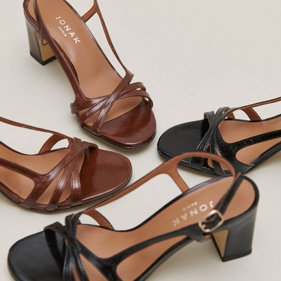 High-heeled sandals in black shiny leather | vaiana