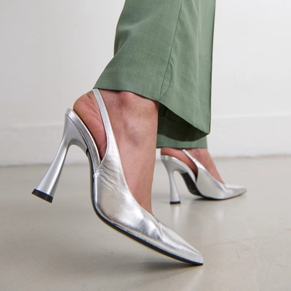 Pointed-toe pumps in silver metallic leather | DRESSY