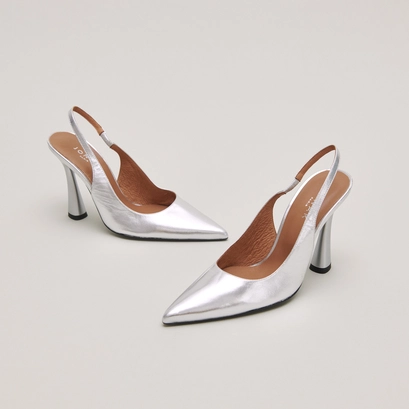 Pointed-toe pumps in silver metallic leather | DRESSY