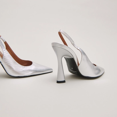 Pointed-toe pumps in silver metallic leather | DRESSY