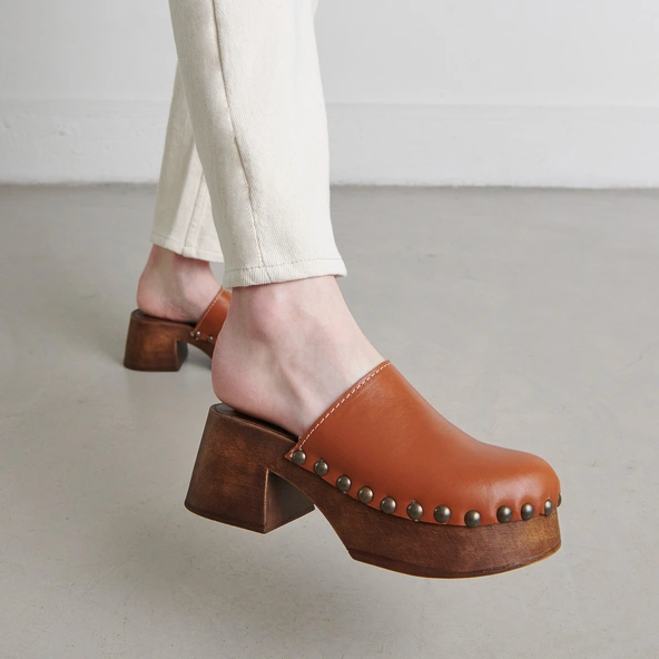 Platform mules in cognac leather | ELLIOT