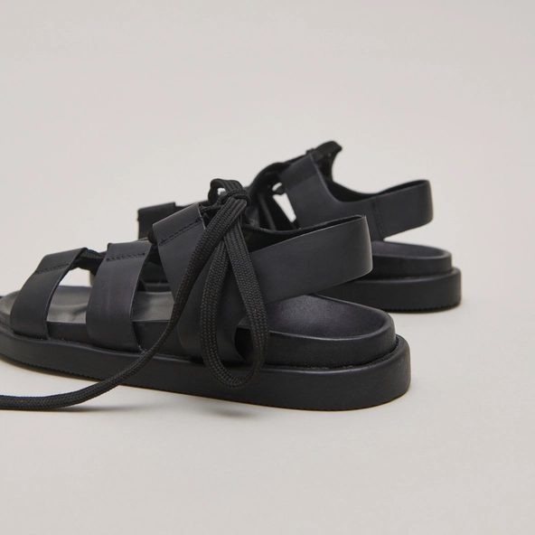 Sandals with multiple straps and laces in black leather | WELLINGTON