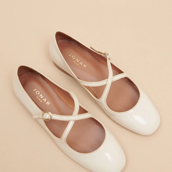 Ballet flats with crossed straps in ecru patent and ecru leather | DUCKY