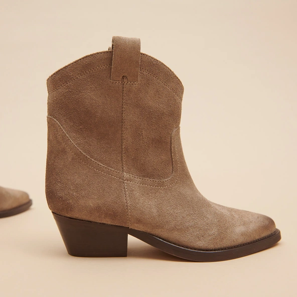 Lowboots with bevelled heels in taupe suede | DONATE