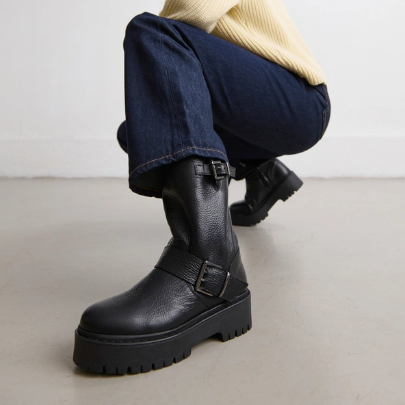 Boots with buckles in black grained leather | RICCARDO