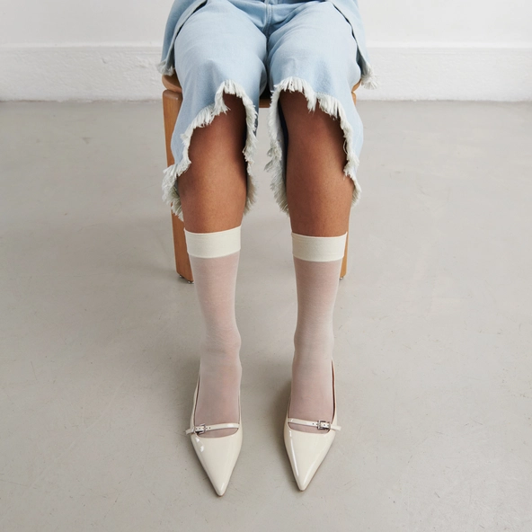 Heeled pumps in ecru patent | DAMOISELLE