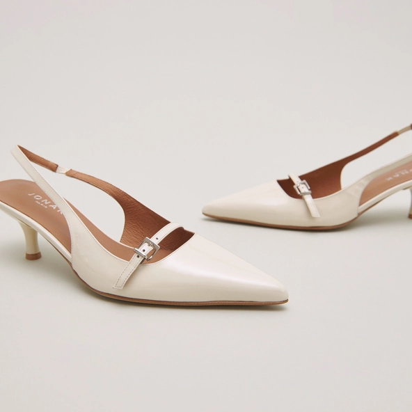 Heeled pumps in ecru patent | DAMOISELLE