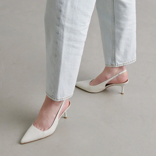 Pointed-toe pumps in ecru leather | DIAMANTINE