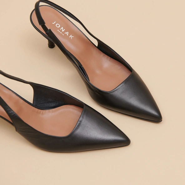 Pointed-toe pumps in black leather | DIAMANTINE