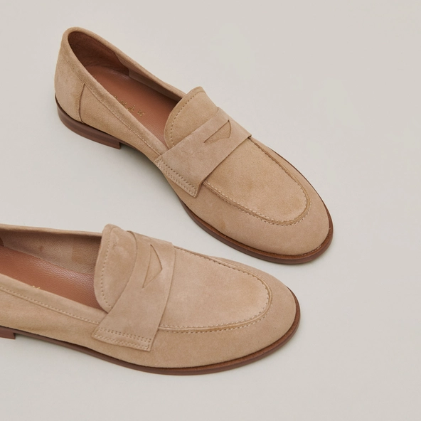 Round-toed loafers in camel velvet | THELMA
