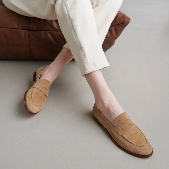 Round-toed loafers in camel velvet | THELMA