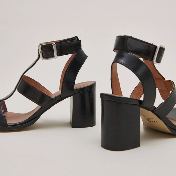 Heeled sandals in black leather | VILMA