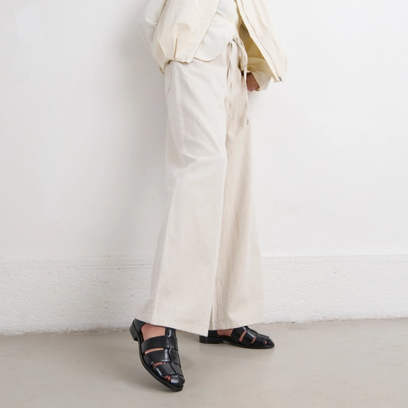 Sandals in black leather | AGOSTA