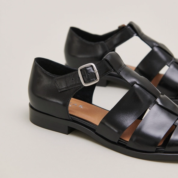 Sandals in black leather | AGOSTA