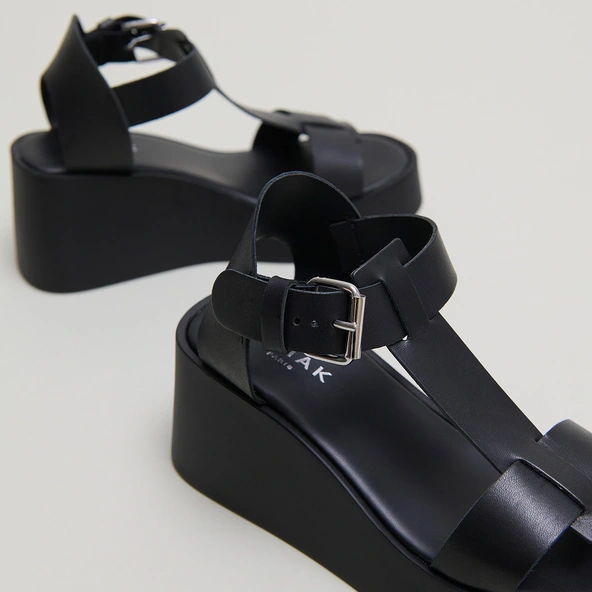Wedge sandals with adjustable buckles in black leather | ESTELLE