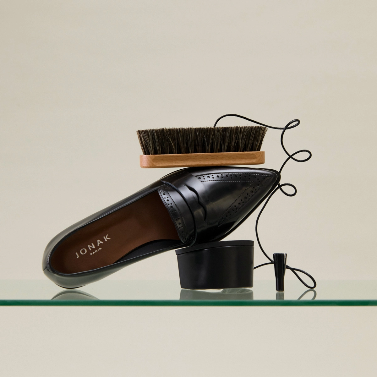 Shine brush removes dust and makes leather shine | shine brush