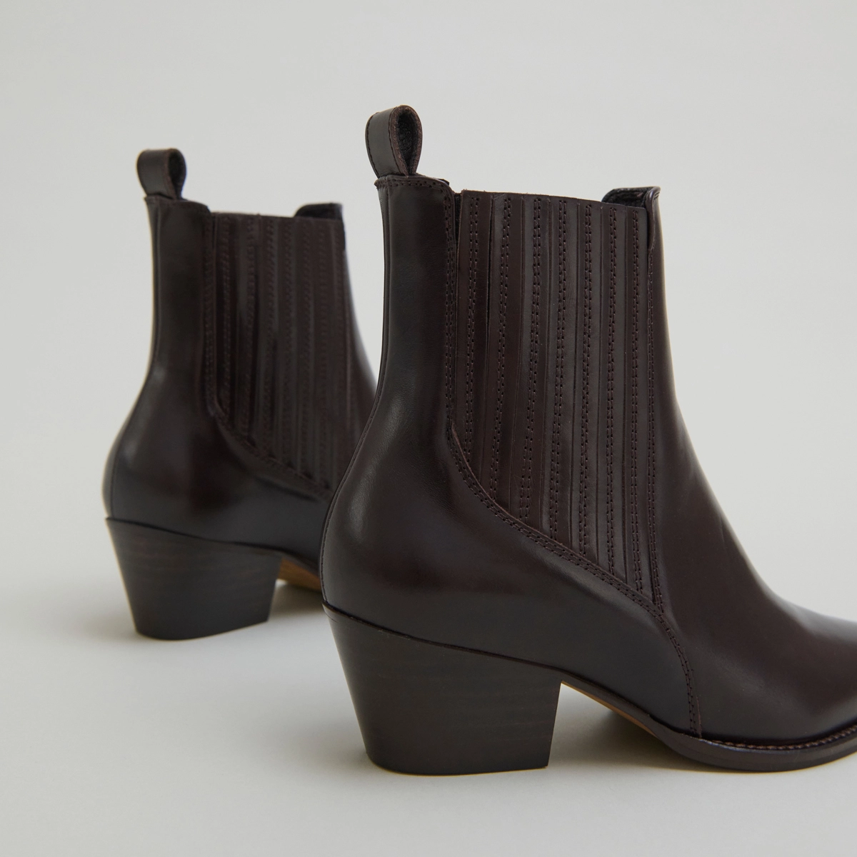 Lowboots with small beveled heels and elastics in dark brown leather | BAILEY