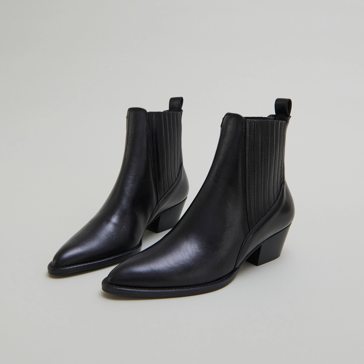 Lowboots with small beveled heels and elastics in black leather | BAILEY